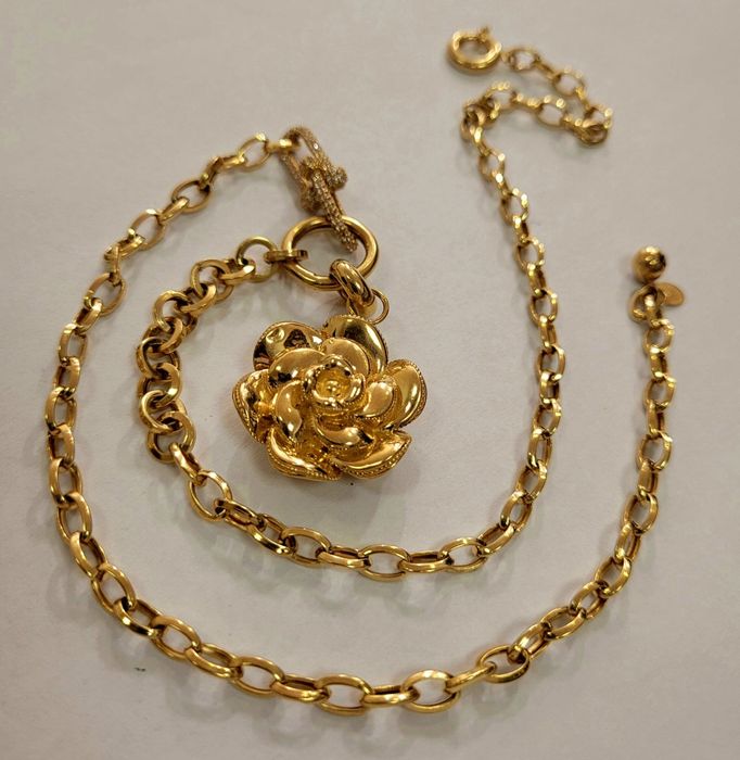 Colier Yves Saint Laurent din aur de 14K cu motiv trandafir