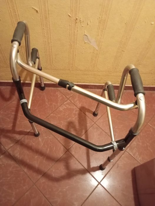 Шина за глезен Aircast , проходилка и патерици