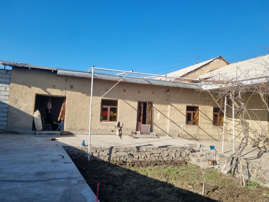 5sotik hovli joylashuvi juda qulay hamma shroitlari bor