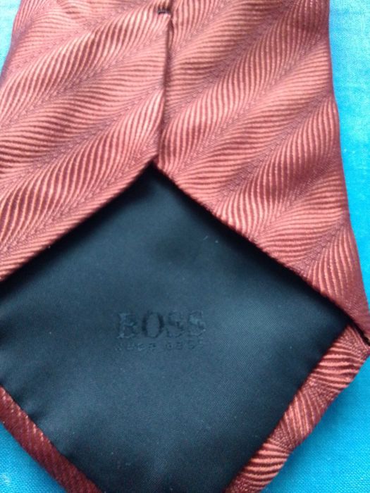 Копринена вратовръзка Hugo Boss като нова (Made in Italy)