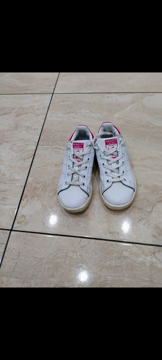 Adidași marca Adidas pt fotbal