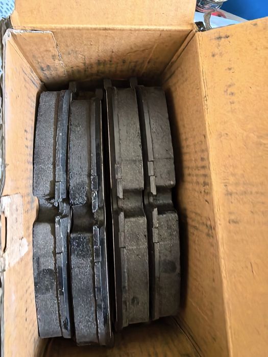 Тормозные колодки передние новые