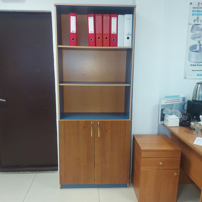 Офисная мебель в отличном состояним