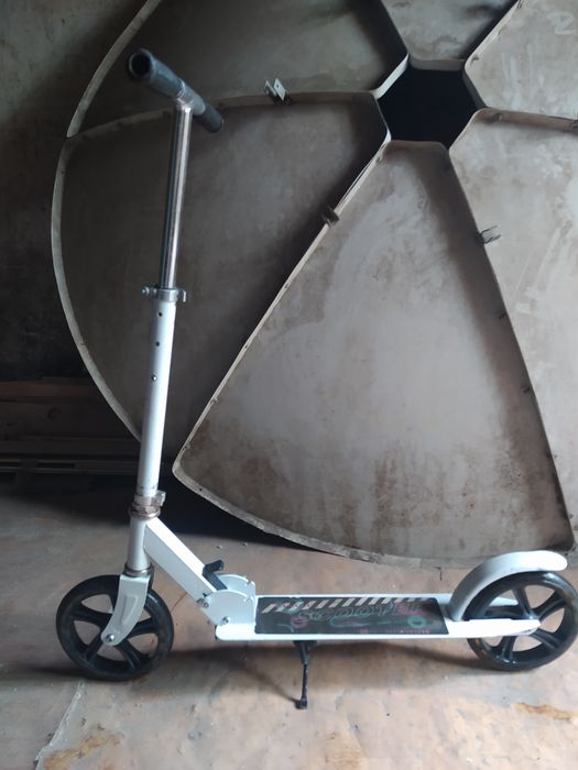 Самокат белого цвета.