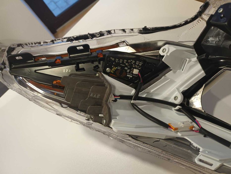 оригинален десен фар за Субару Subaru XV 2023  с лек дефект