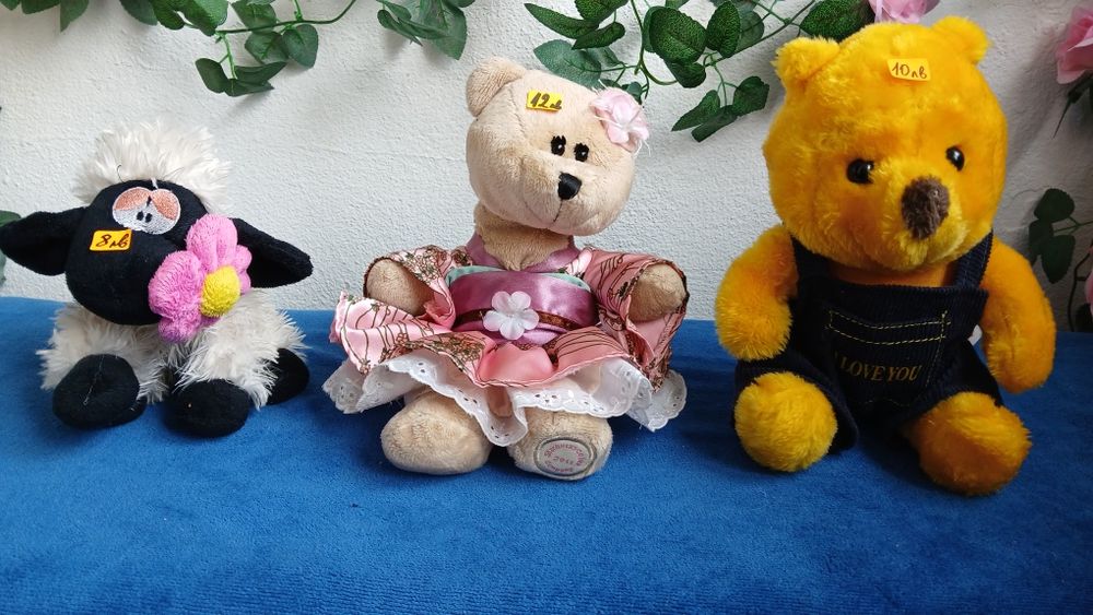 Плюшени играчки различни големини и разцветки любими на малките деца.