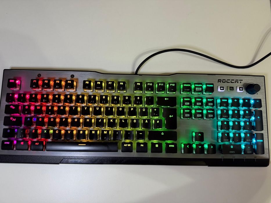 Roccat Vulcan 120 AIMO tastatură mecanică Premium RGB cu switch-uri Titan