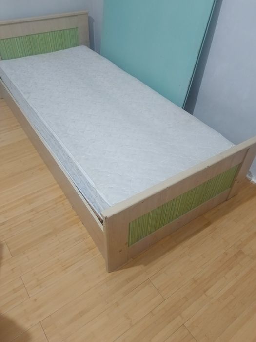 Продам кровать с матрасом