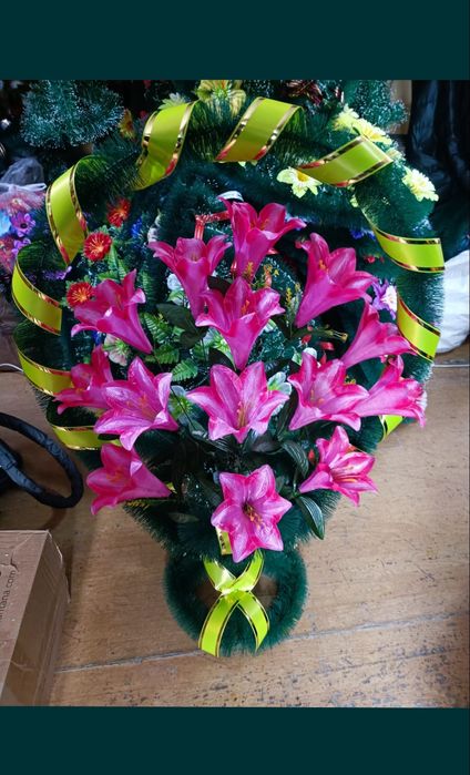 Ритуальные венки, оградки, кресты.