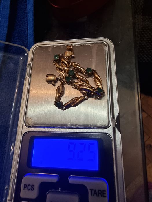 Златна гривна със смарагд