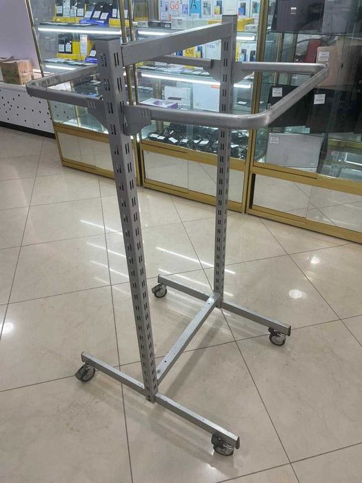 Рейл для одежды, вешалка для бутика, торговое оборудование.