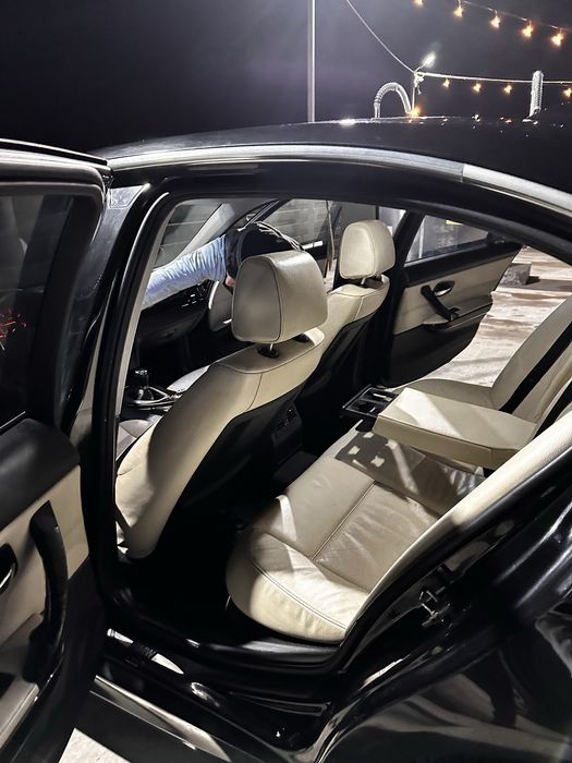 Vând BMW E90 318d facelift