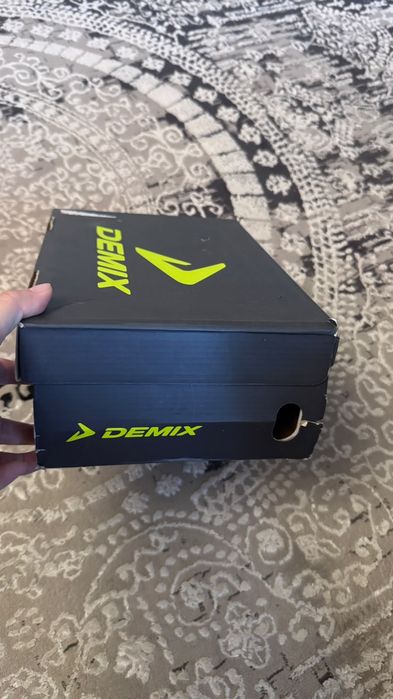 Продаются кроссовки Demix для девочек