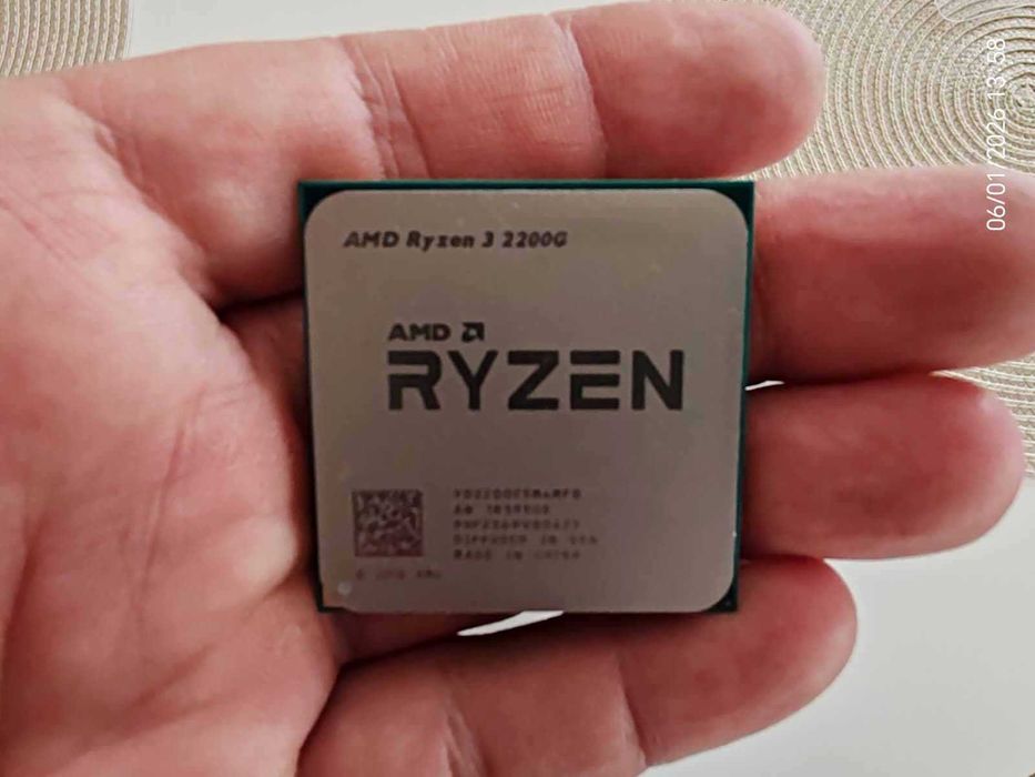 Procesor AMD Ryzen 5 2200G 3.9GHz ca nou, cooler original nefolosit