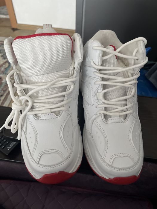 Продам кроссовки с мехом