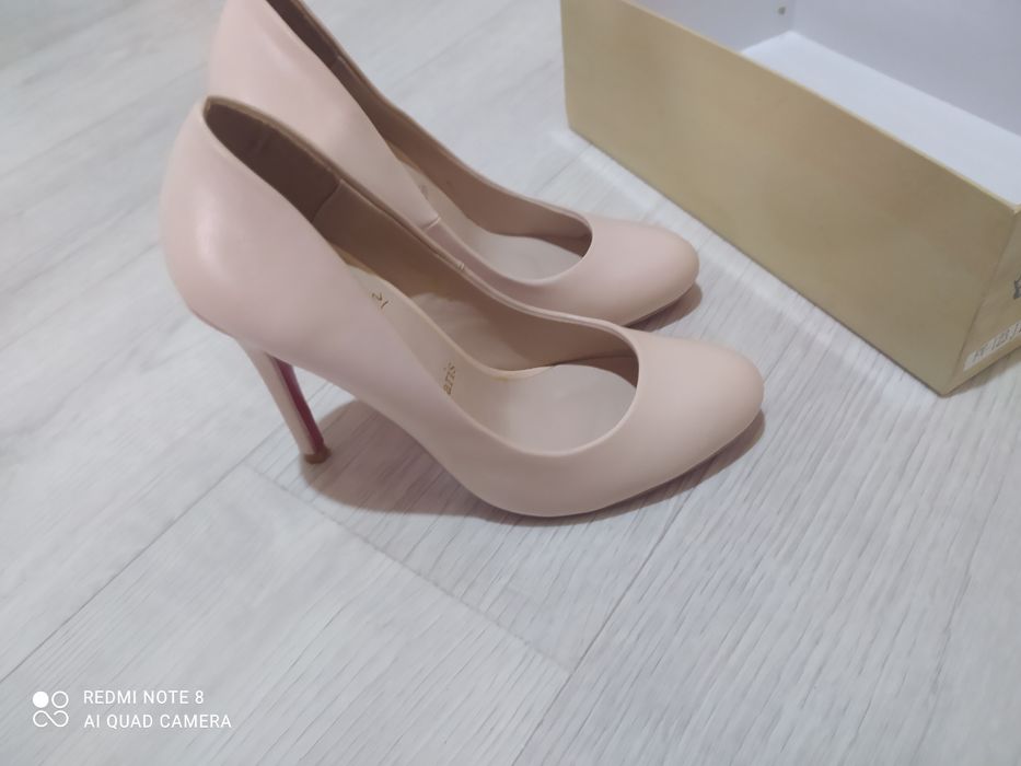 Продам лабутены 3500т