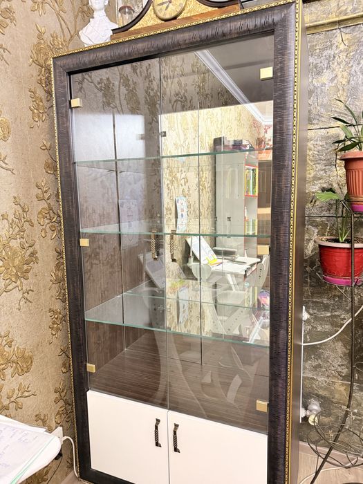 Продам Шкаф-сервант