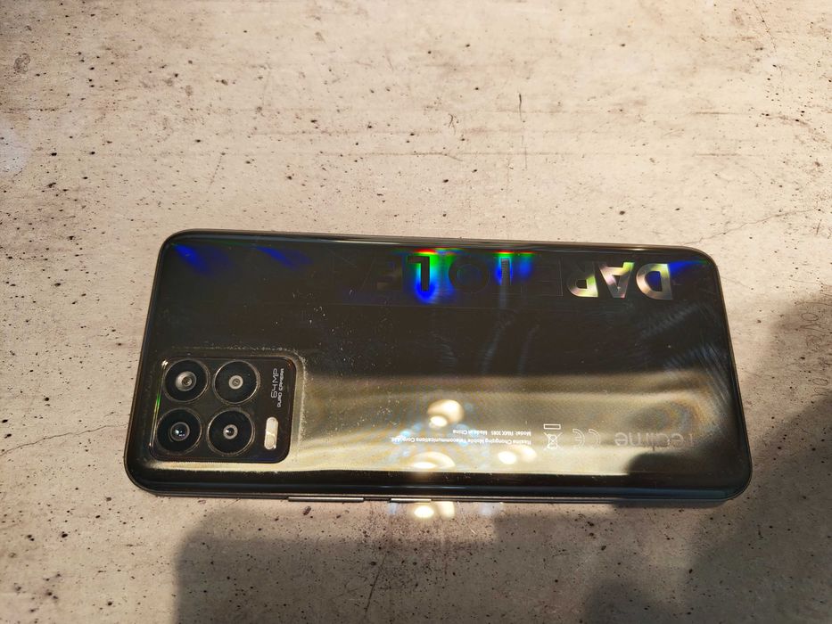 Телефон Realme 8