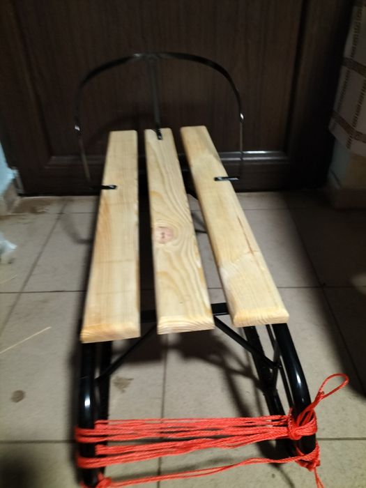 Sanie din lemn si metal cu spatar