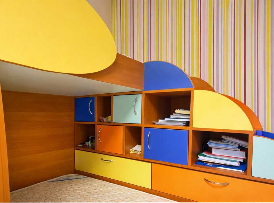 Уникален детски комплект: 3 легла и 2 бюра