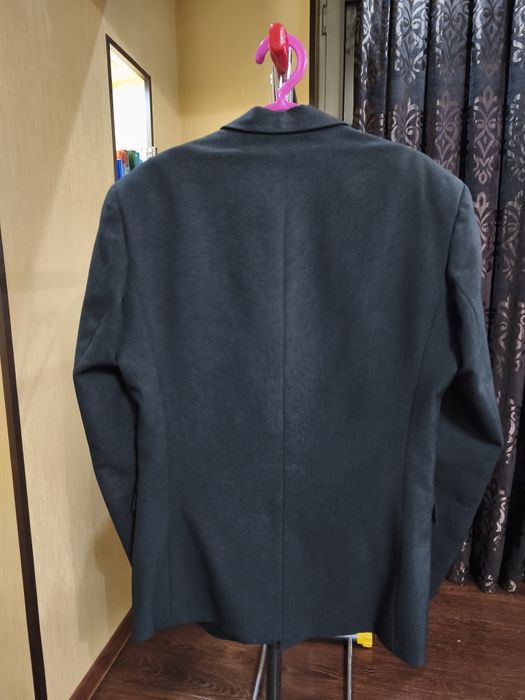 Классический клубный блейзер (пиджак) с гербовыми пуговицами