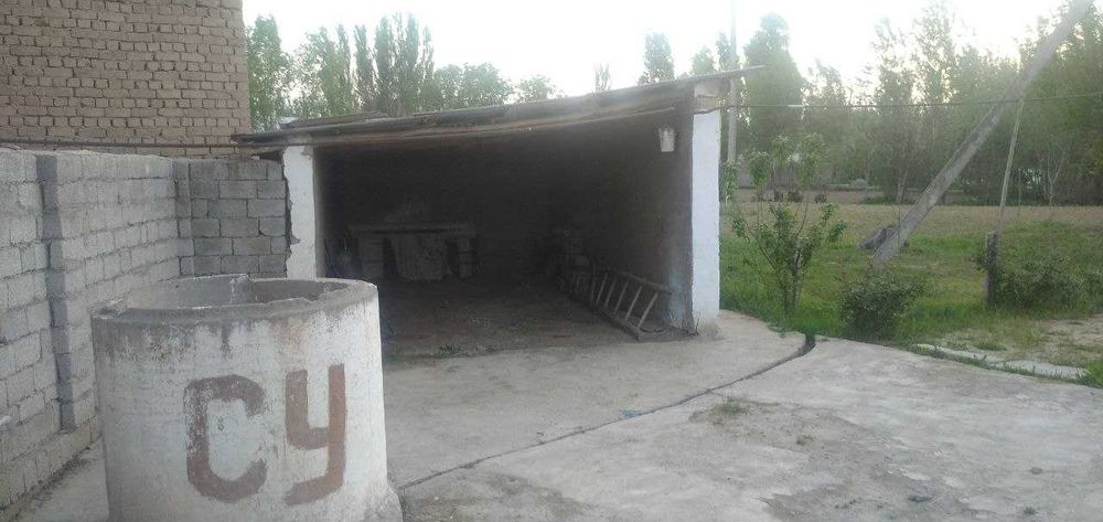 Uy sotiladi srochni Umumiy yer maydoni 90 sotiq tomorqa 35 sotiq