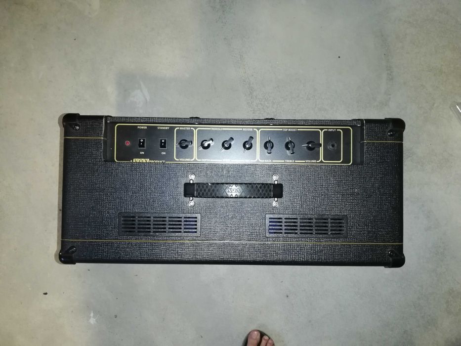 Продавам усилвател за китара VOX-AC15!