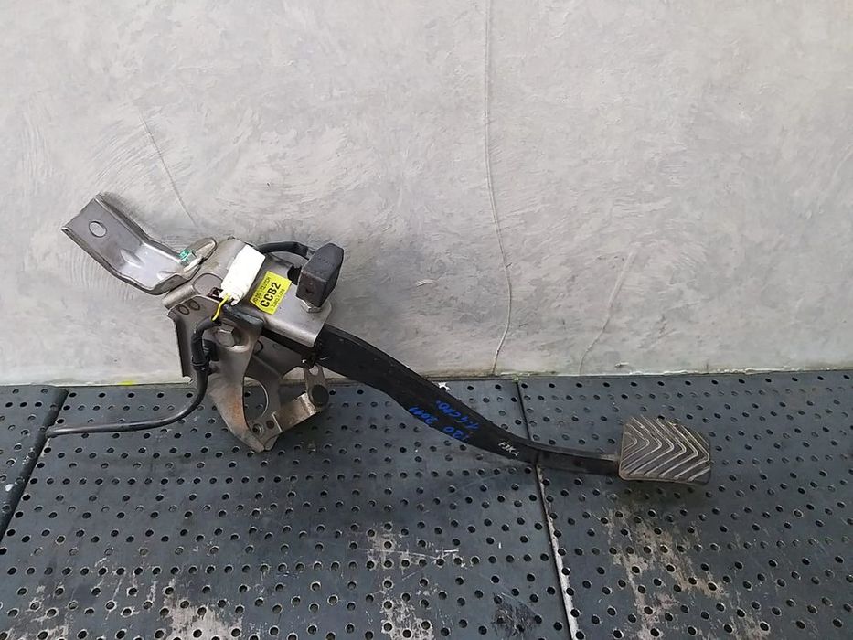 Pedala ambreiaj hyundai i20 328021j200