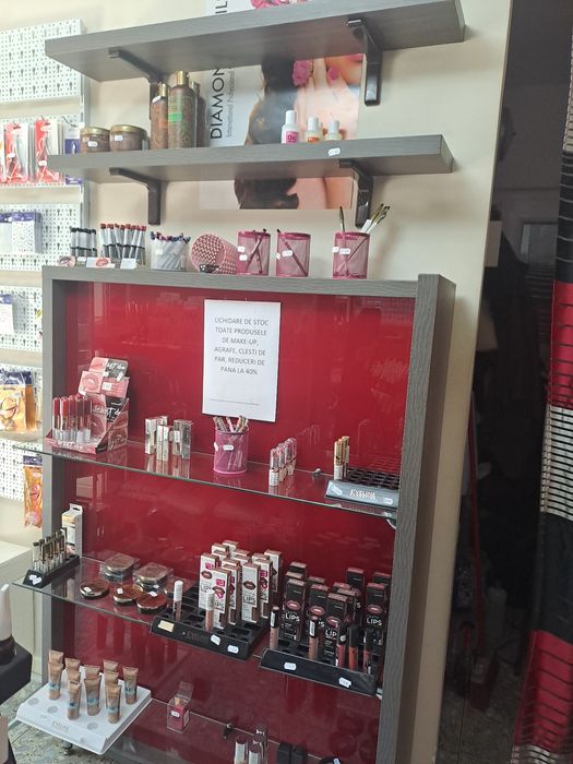 Vând mobilier magazin