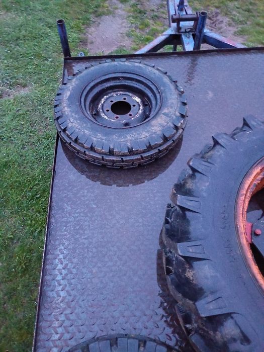 Vînd două roți.spate tractor 445 12,4/32 și două roți față  650/16 detalii la telefon!