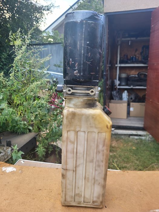 Насос для автомобильного подъёмника.