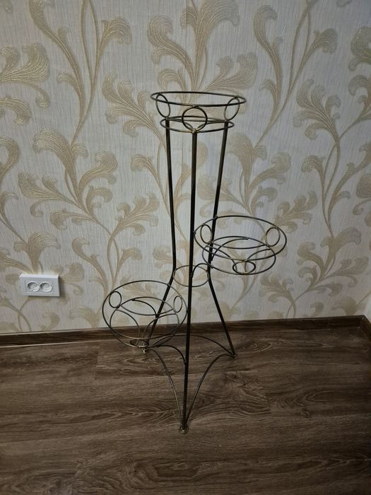 Подставка для цветов, в хорошем состоянии.