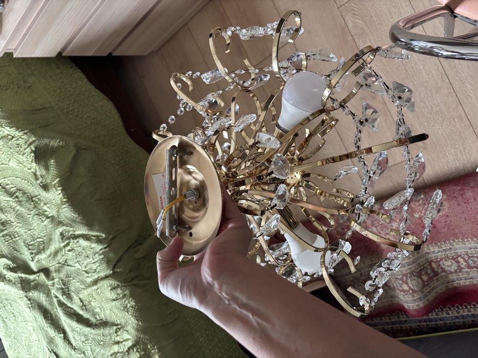 продаю люстру в золотом цвете