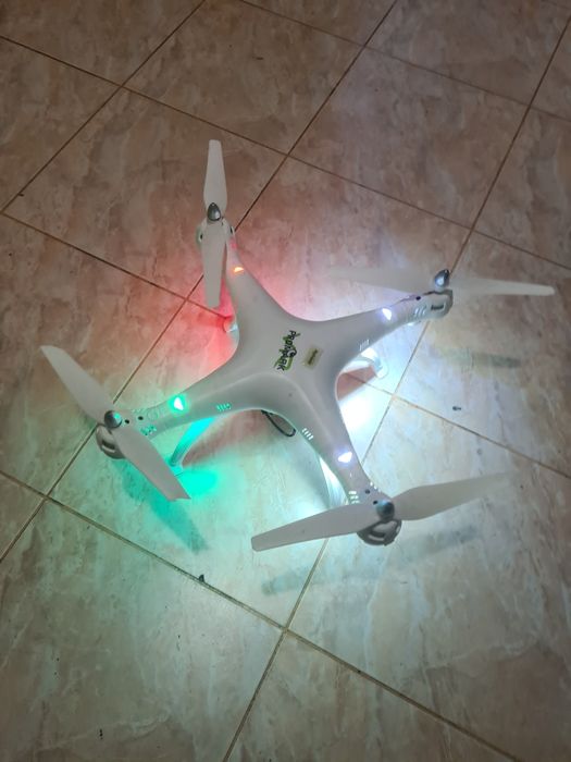 Drona cu camera fără încărcător sau maneta