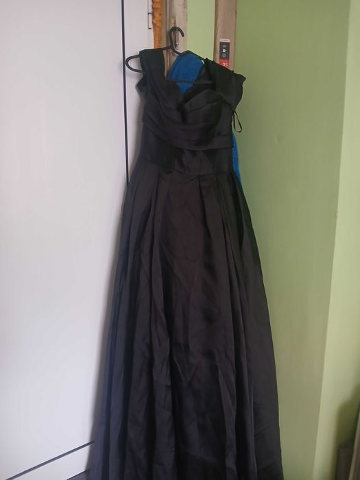 Дълга черна рокля