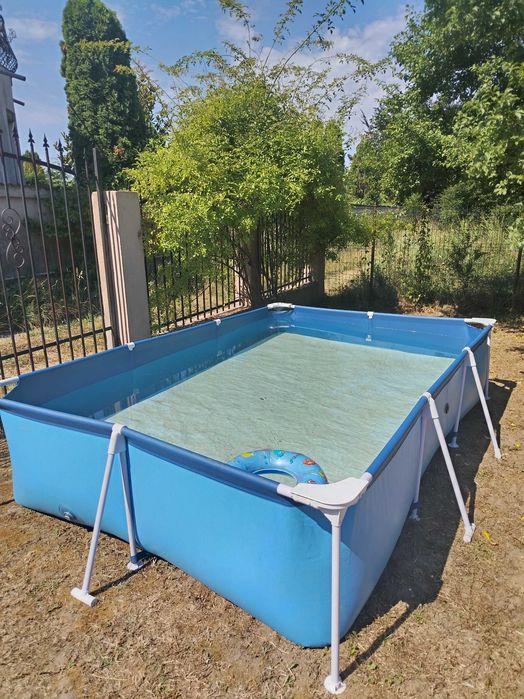 Piscina. Curte cadru metalic