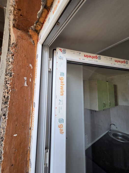 Продам оконный блок с дверью