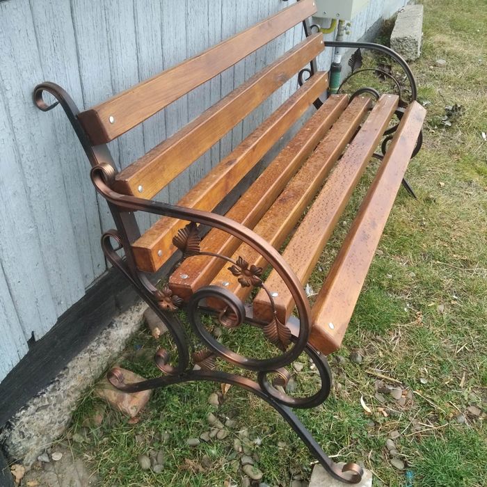 Vând banca de 1,5 m, stabila si confortabila