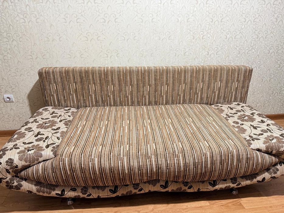 Диван - кровать с подушками