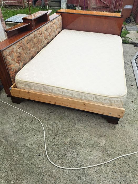 Vand pat din lemn masiv model mai vechi dar foarte rezistent cu saltea aproape noua