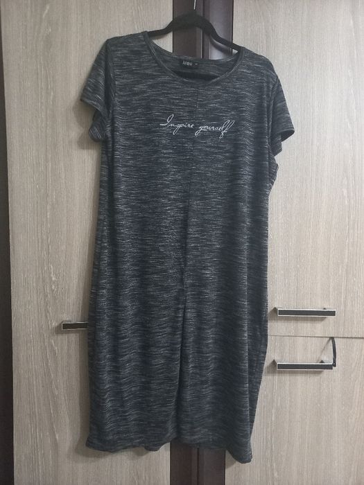 Tricou lung, pentru colanți sau pantaloni scurti, modern.