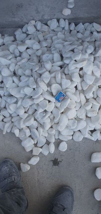 Белый галтовинни камен