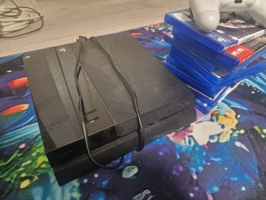 Vand ps4 cu 11 jocuri si o maneta