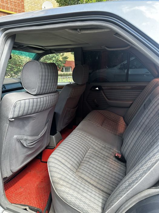 Срочно продам W124 E200