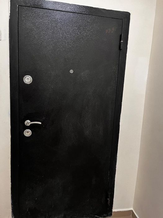 Продам входную металлическую дверь