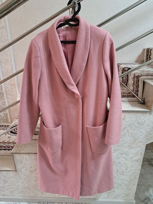 Красивое розовое осение пальто