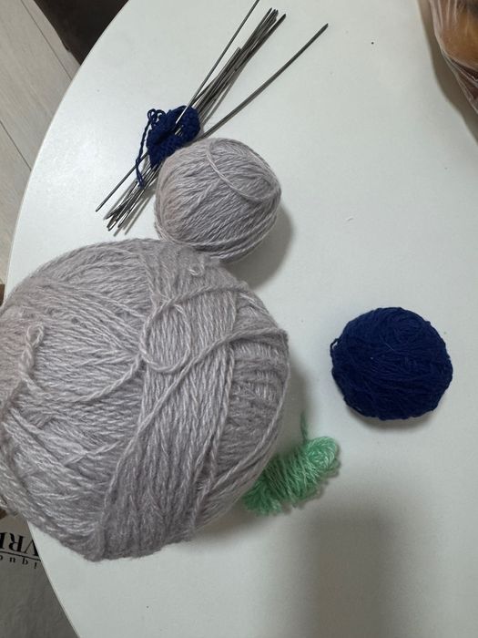 Пряжа и пяльцы и спицы