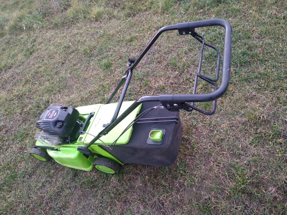 Mașină de tuns iarba  cu AUTOPROPULSIE ( tracțiune)