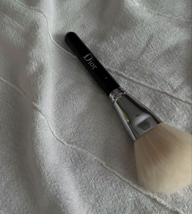 Четката за пудра Dior Backstage номер 14