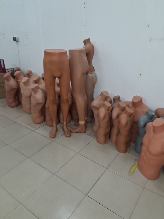 Bust bărbat si copii,picioare barbat si diverse obiecte pt magazin haine